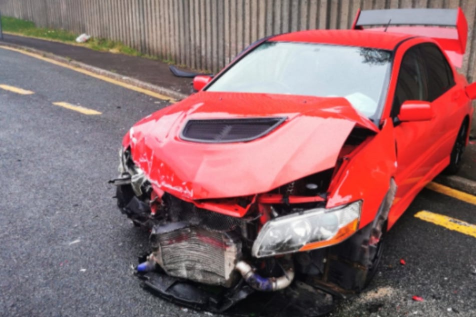 Bitter: Der nigelnagelneue Mitsubishi hat nach dem Unfall einen Totalschaden.