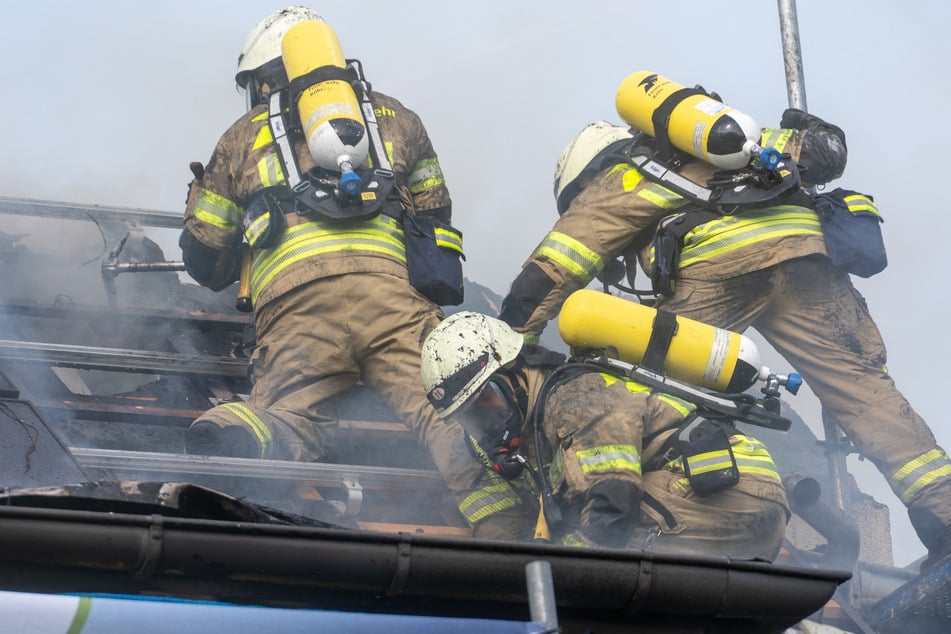 Der Dachstuhl des Mehrfamilienhauses wurde durch die Flammen erheblich beschädigt.