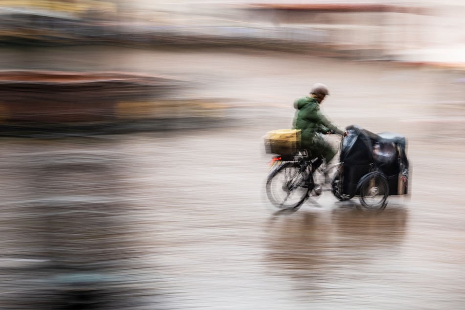 Mann klaut Fahrrad von Zeitungszustellerin: Sie nimmt die Verfolgung auf!