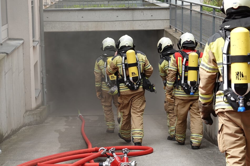 Dresden: Mercedes-Oldtimer steht in Dresdner Tiefgarage in Flammen
