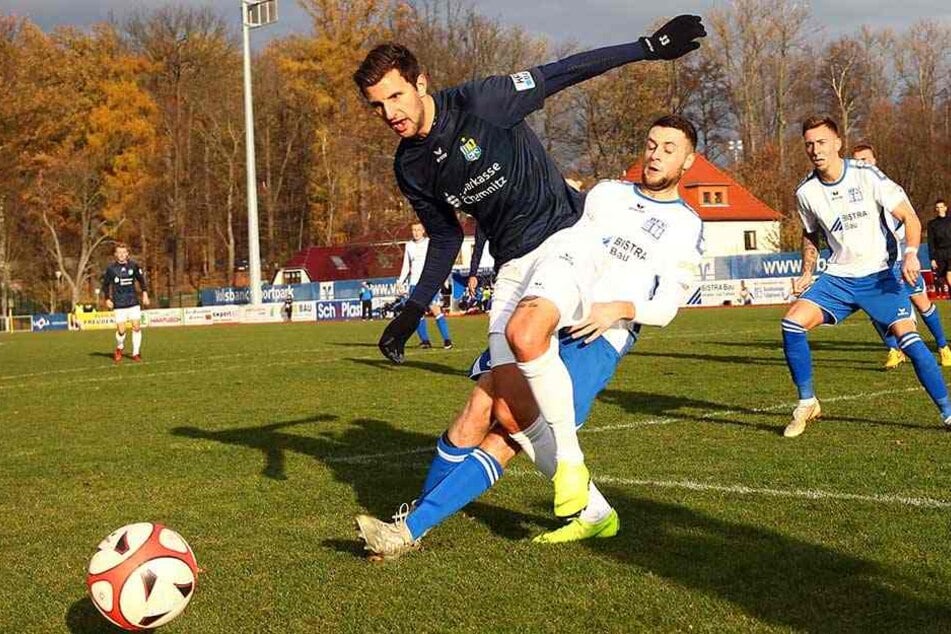 Auch Torjäger Dejan Bozic (vorn), hier gegen Schiebocks Tim Kießling, nimmt die beiden Niederlagen zuletzt in der Liga gelassen, verweist auf die Gesamtbilanz der Himmelblauen und die noch immer satten zehn Punkte Vorsprung.