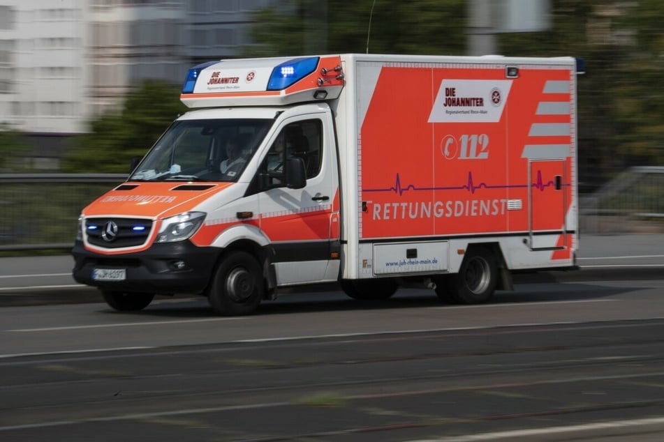 Taxi überfährt rote Ampel und kracht in Auto: Vier Verletzte