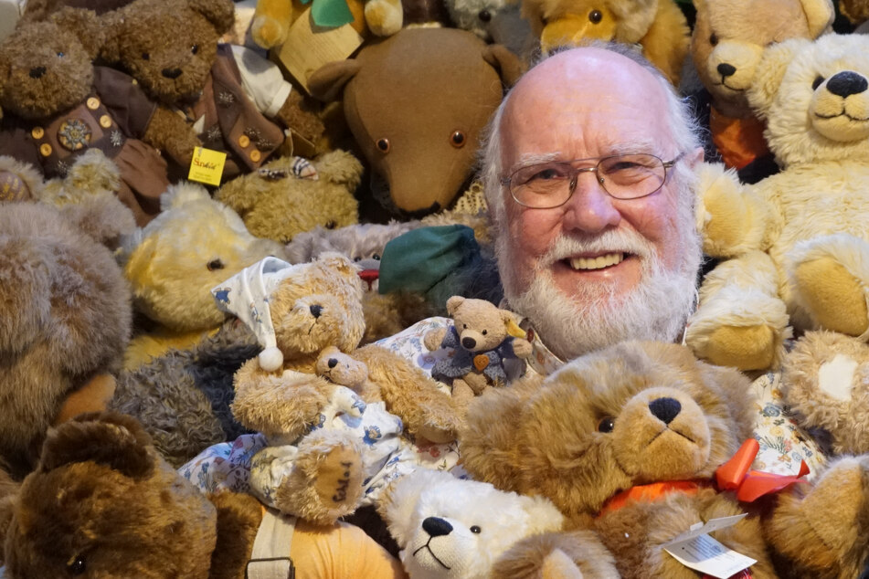 Hamburg: "Teddymann" lebt mit 2300 Teddys in seiner Wohnung: "Das kann man Liebe nennen"