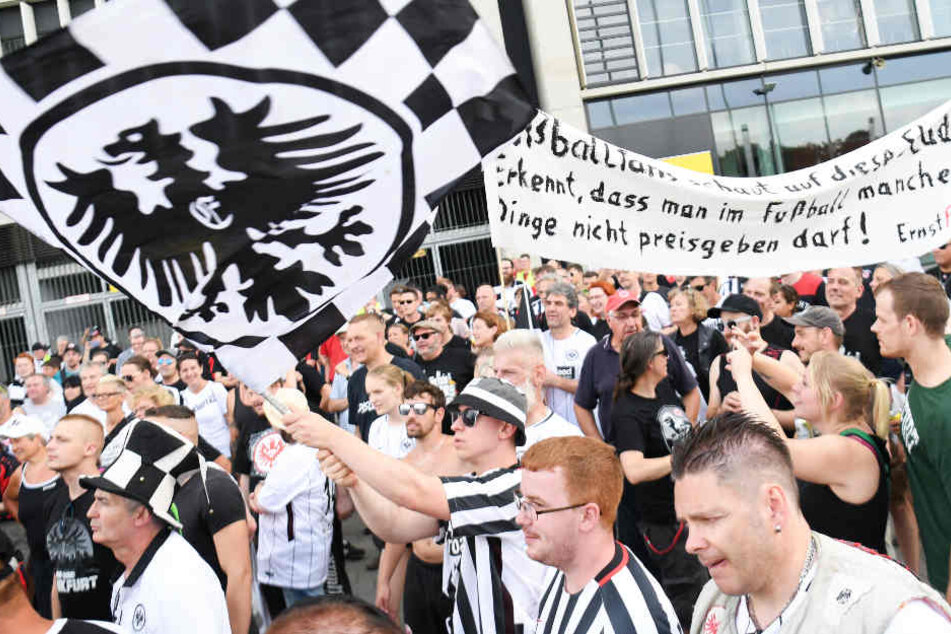 Die demonstrierenden Eintracht-Fans versammelten sich vor der Commerzbank-Arena.