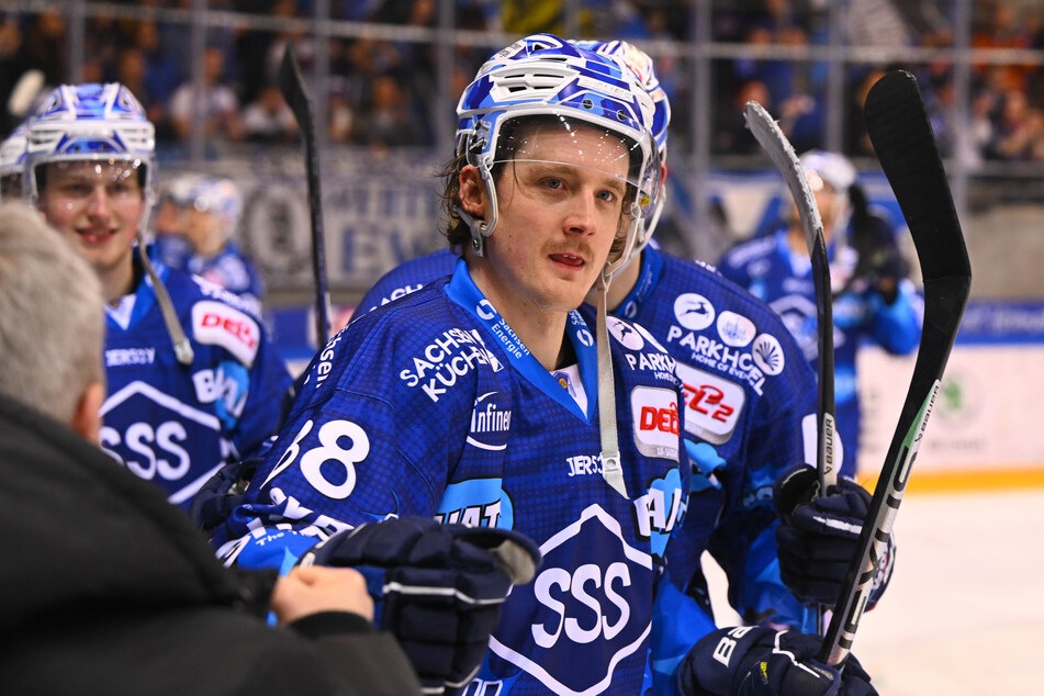Johan Porsberger (30) wird auch in der kommenden Saison das Trikot der Dresdner Eislöwen tragen.