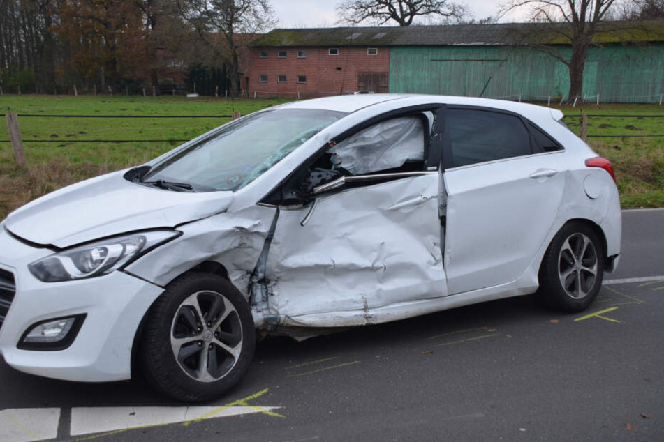 Der Hyundai war auf der Fahrerseite stark beschädigt.