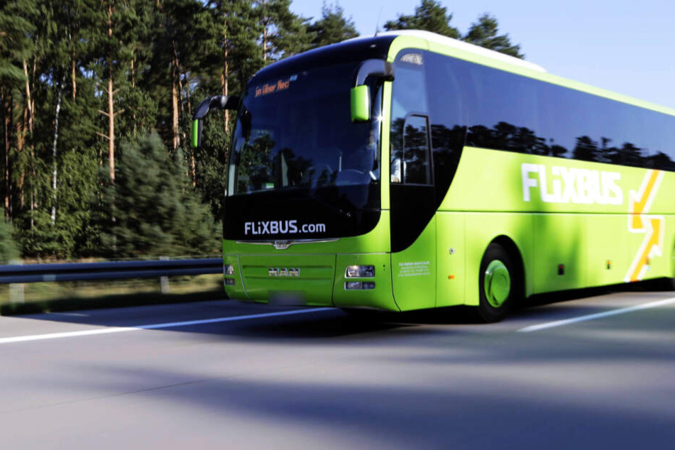 Ein Flixbus-Fahrer musste auf einem Rastplatz wegen eines unter Drogen stehenden Mannes anhalten.