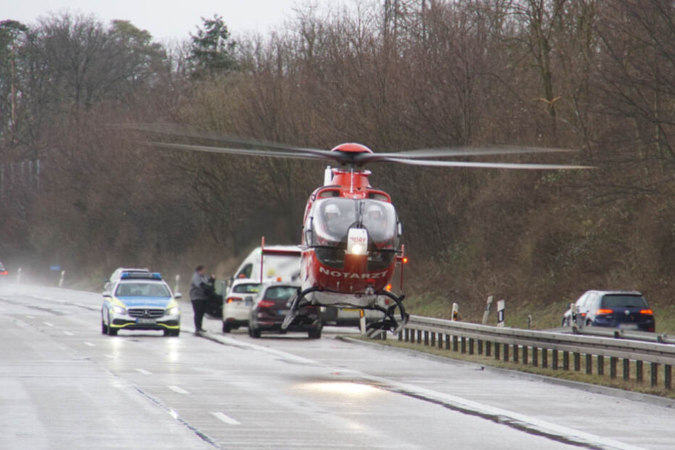 Ein Rettungshubschrauber landete auf der Autobahn.