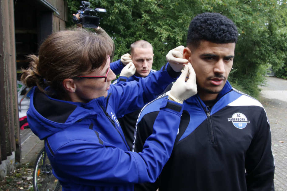 Auch Mohamed Dräger (21) wurde bei der ersten Trainingseinheit Blut abgenommen.