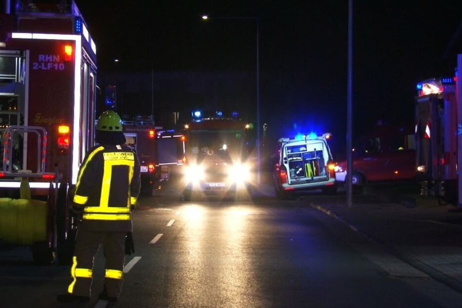 Die Feuerwehr konnte eine Frau zunächst retten, sie starb später aufgrund ihrer Verletzungen.