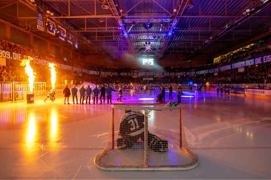 Die Eislöwen-Fans hatten sich eine super Geburtstags-Choreo einfallen lassen - mit einem blau-weißen Spruchband an den Traversen, das fast ums ganz Oval reichte.