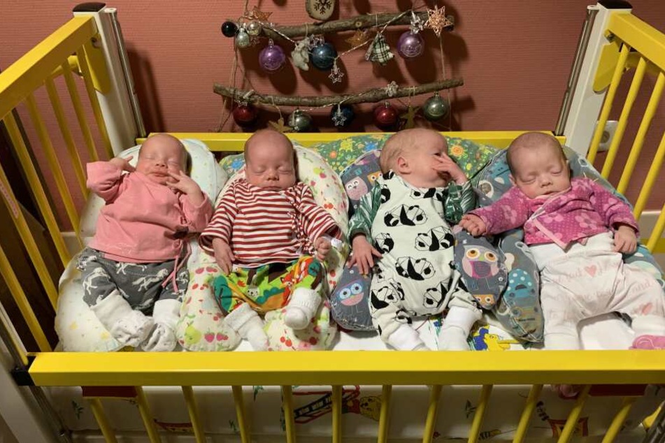 Die kleinen Vierlinge (l-r) Ina, Hanna, Noah und Finja liegen in einem Bett. Sie wurden in der 31. Schwangerschaftswoche in der Klinik St. Hedwig geboren.