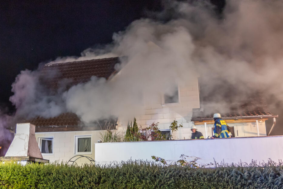 Beim Eintreffen der Einsatzkräfte brannte die Doppelhaushälte bereits in voller Ausdehnung.