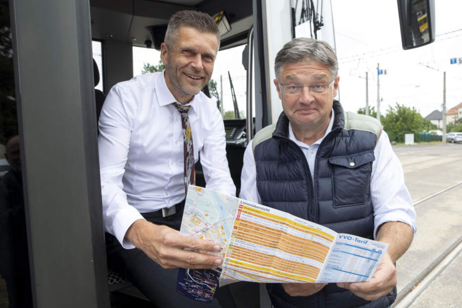 Ob das gut geht? DVB-Vorstand Lars Seiffert (l.) weist Holger Zastrow (beide 50) ein.