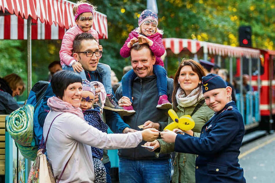 Parkeisenbahner Jean-Pierre Liebe (r.) begrüßte die beiden Familien um Mary und Kevin Michaelis (l.) sowie um Timo (M.) und Susanne Mehner.