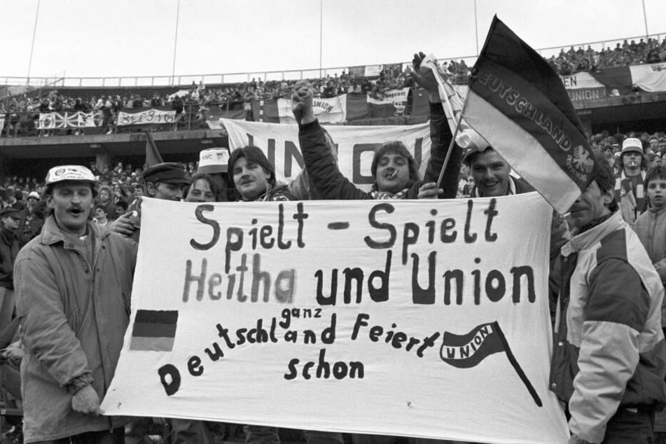 Pure Freude: Nachdem Mauerfall gastierte Union 1990 im Berliner Olympiastadion. Hertha BSC gewann 2:1.
