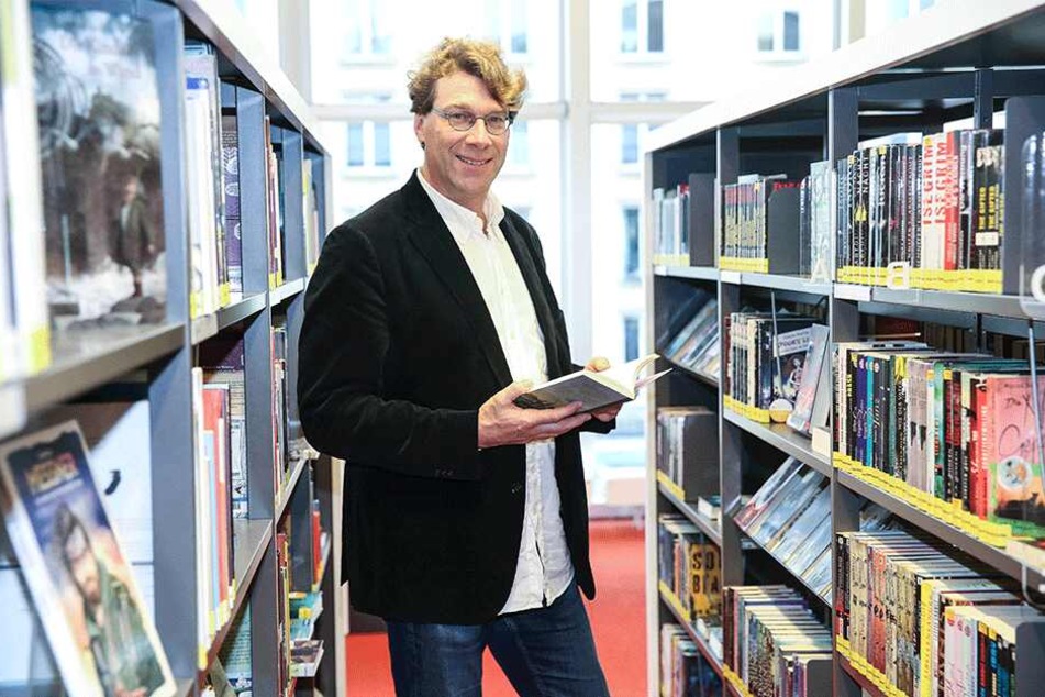 Ralf Günther zwischen den Regalen der Hauptbibliothek im Kulturpalast, wo er sich gerne aufhält.