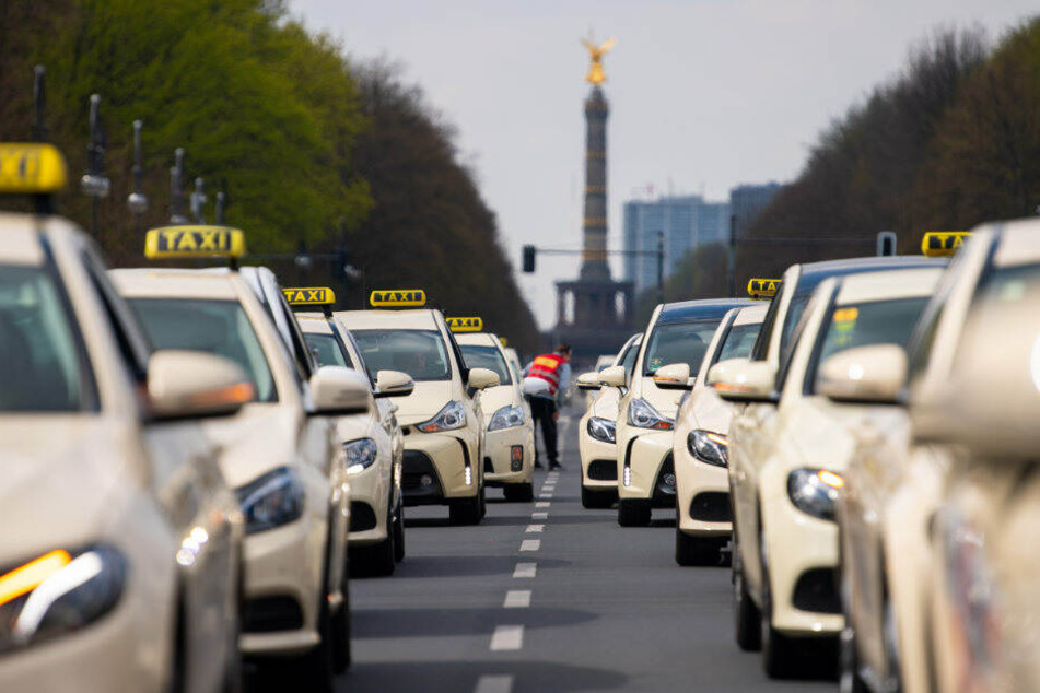 Taxifahrer protestieren auf der Straße des 17. Juni.