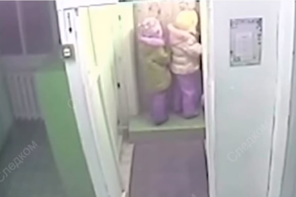 Die Überwachungskamera zeichnete auf, wie die beiden Mädchen den Kindergarten verlassen.