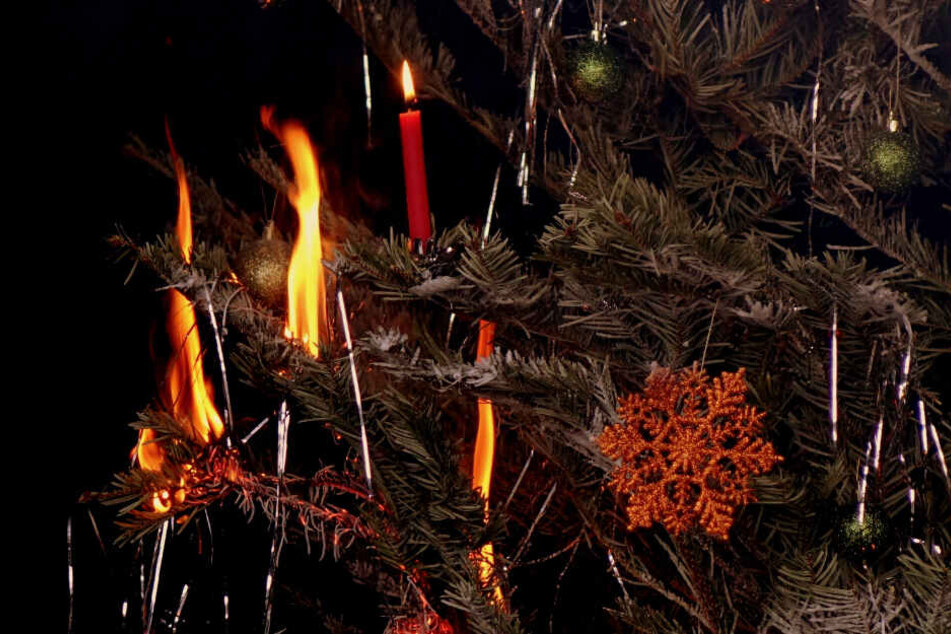 Der Weihnachtsbaum fängt Feuer.