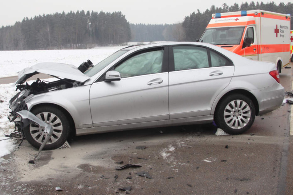 In Bayern ist es auf der Staatsstraße 2164 zu einem schweren Unfall gekommen.