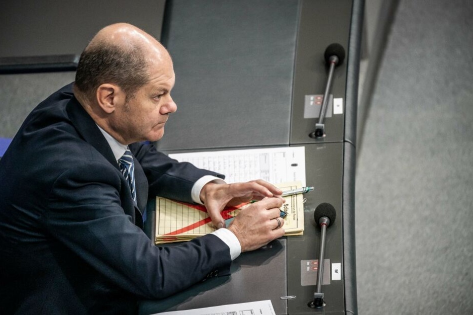 Olaf Scholz (SPD), Bundesfinanzminister, verfolgt die Debatte zum Solidaritätszuschlag im Bundestag.