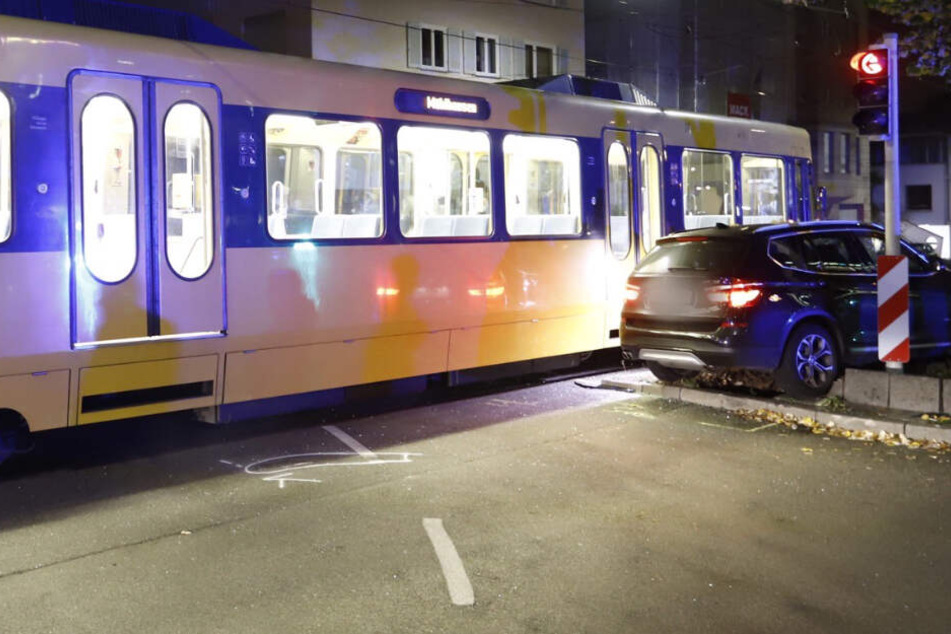 Die BMW-Fahrerin prallt zunächst gegen die Stadtbahn.