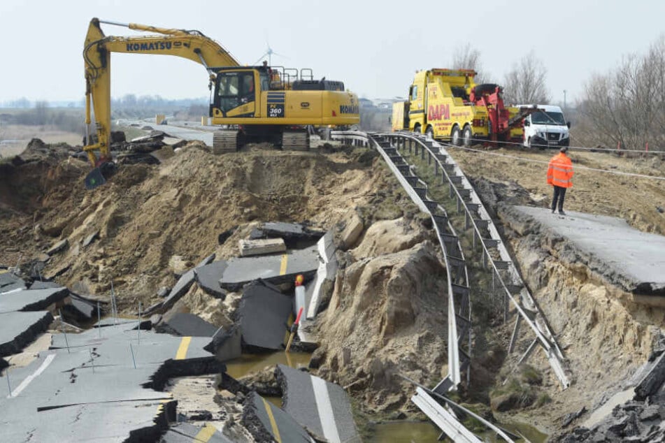 Ein Bagger arbeitet am Rückbau des Straßendammes an dem zerstörten Teilstück der Autobahn 20 bei Tribsees (Landkreis Vorpommern-Rügen).