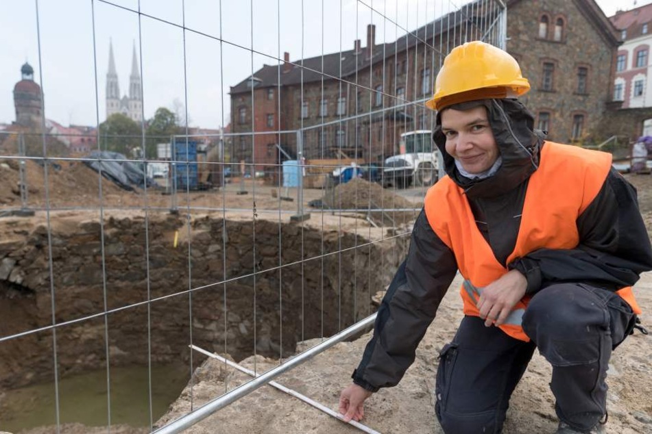 Archäologin Nicole Eichhorn (37) vermisst den Geschützturm: Die Granitmauer ist zur Stadtseite 1,60 Meter dick, nach außen sogar 3,40 Meter.