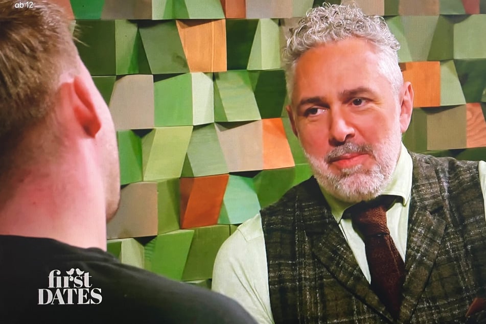 Gastgeber Roland Trettl (54) hört genau hin, als Justus erzählt, dass er die Sendung schon oft mit seiner Ex-Freundin geschaut habe.