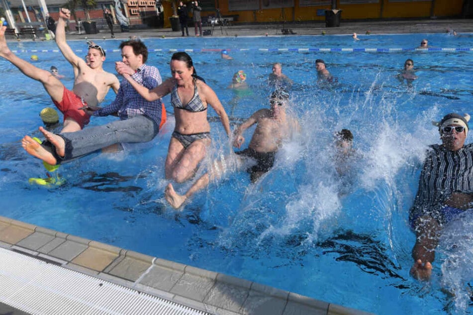 Im Sonnenbad in Karlsruhe können Wasserratten schon seit Februar draußen planschen.