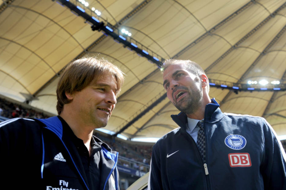 Oenning, hier 2011 als Trainer des Hamburger SV, zusammen mit dem damaligen Hertha-Trainer Markus Babbel.