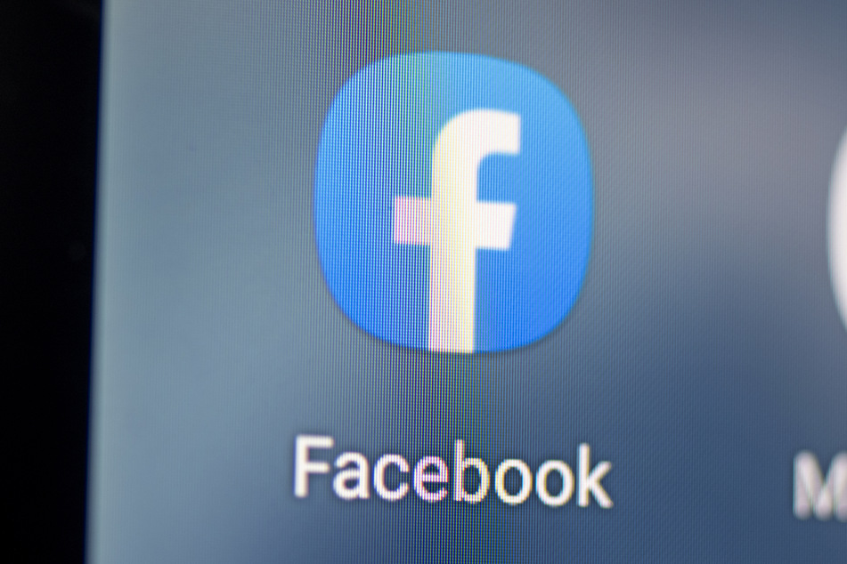 Der Social-Media-Riese muss nun seine Nutzer vor dem Sperren anhören.
