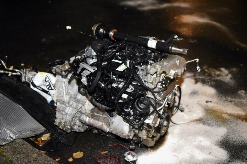 Der Motorblock riss aus dem Unfall-Auto.