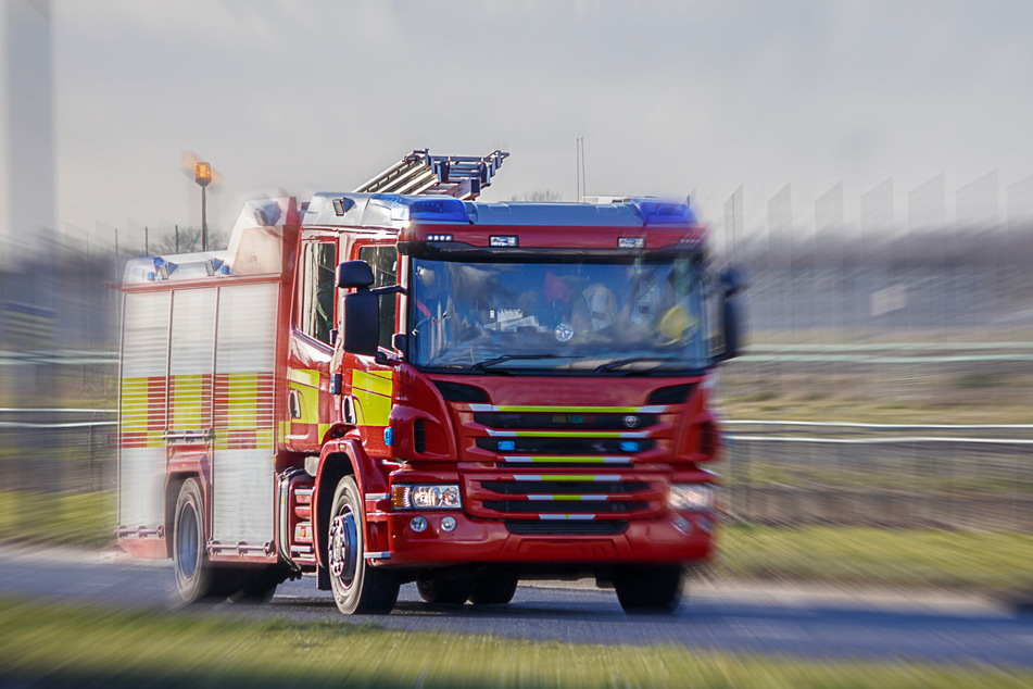 Eine Person musste von der Feuerwehr per Drehleiter aus der Wohnung geholt werden. (Symbolbild)
