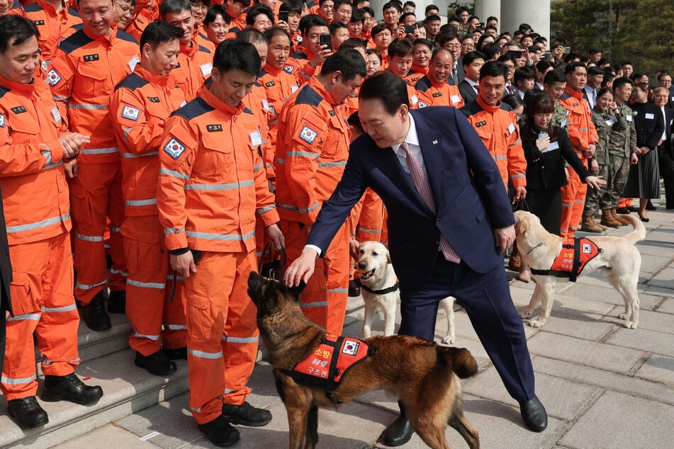 Präsident Yoon Suk-yeol (62) begutachtet eine Rettungshunde-Staffel.