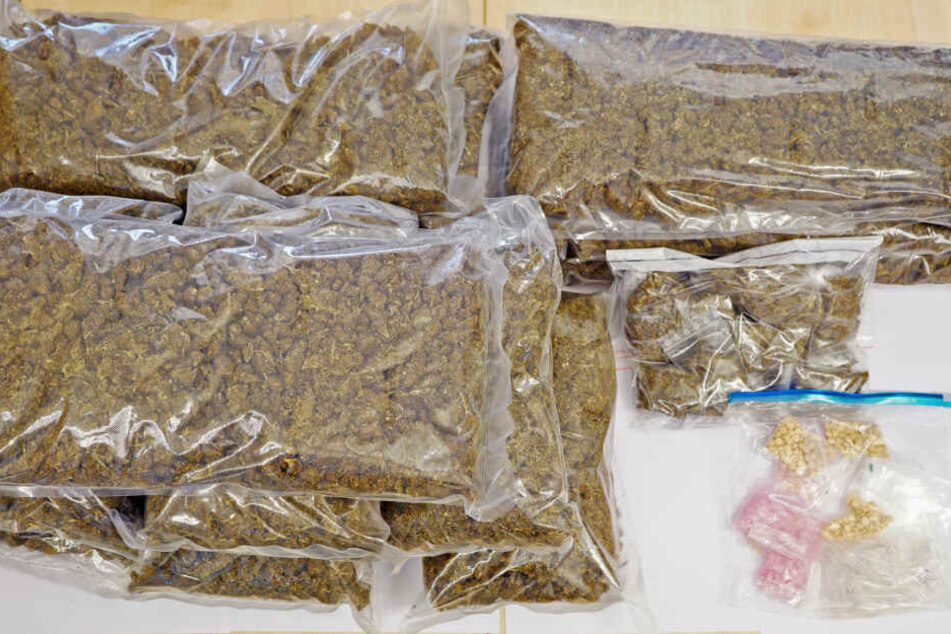 In der Wohnung und im Auto eines 31-jährigen Mannes sind am Donnerstag kiloweise Drogen gefunden worden.