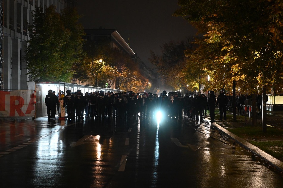 Am Samstag wurden zwei Polizisten bei ihrem Einsatz in Berlin-Mitte verletzt.