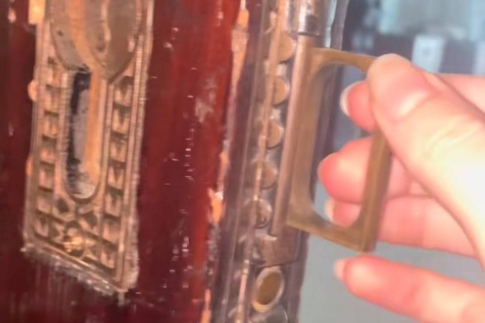 Der Trick: Dank des Knopfes fährt ein kleiner Griff aus der Schiebetür.