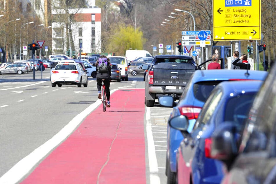 Radwege enden in Chemnitz manchmal in den Autofahrspuren - gefährlich.Foto: Sven Gleisberg