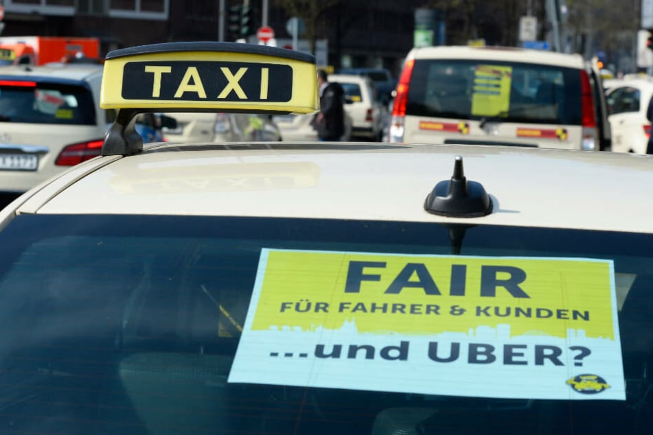 Taxi-Fahrer protestierten am Mittwoch (10. April) in Köln gegen eine Gesetzes-Änderung, die Uber und Co. den deutschen Markt leichter öffnen sollen.