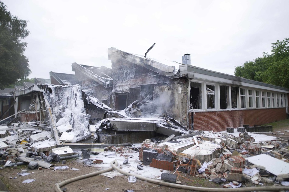 Das Verwaltungsgebäude der Stadtteilschule Finkenwerder stürzte nach mehrere Explosionen teilweise ein.
