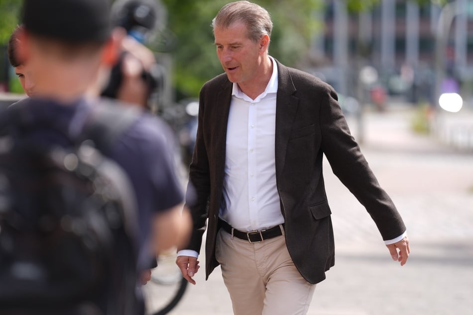 Blocks Ex-Mann Stephan Hensel (51) war nach seiner gestrigen Abwesenheit am heutigen Freitag wieder bei der Verhandlung dabei.