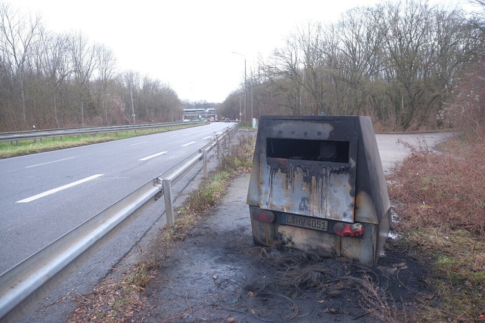 Es ist längst nicht die erste Feuerattacke auf die mobilen Blitzer. Erst im Februar traf es dieses Exemplar an der B2.
