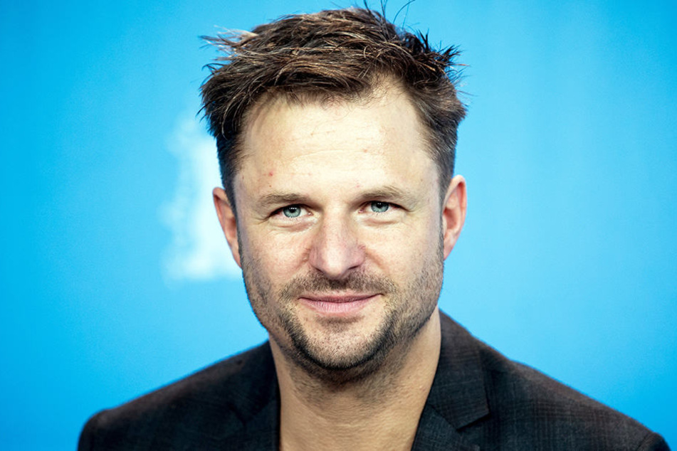 Ersatz-Mann ist Philipp Hochmair (44), der u. a. aus "Tatort"-Folgen oder Serien im ZDF bekannt ist.