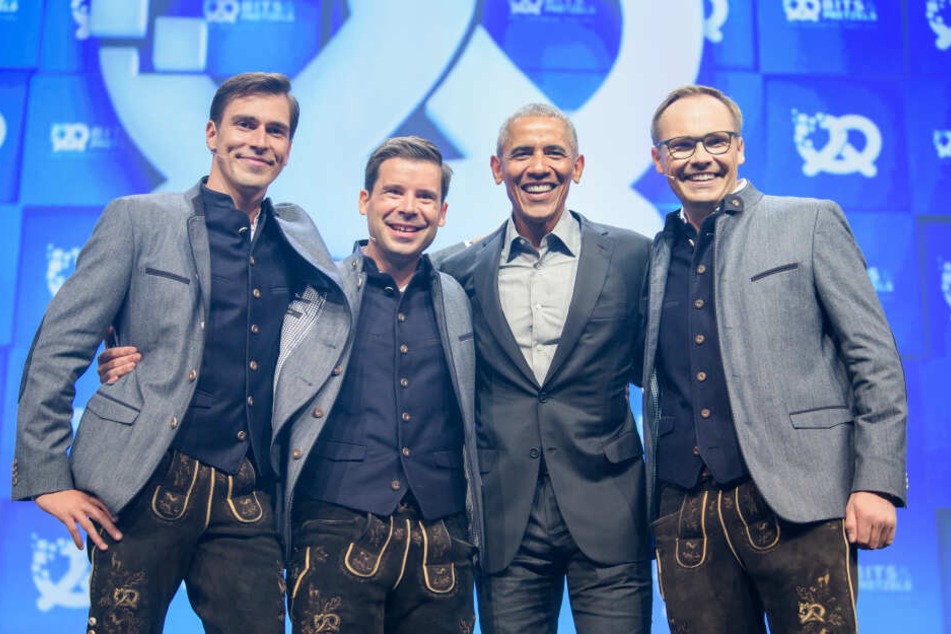 Barack Obama (2. v. r.), ehemaliger Präsident der USA, steht zwischen den Gründern Andreas Bruckschlögl (l-r), Felix Haas und Bernd Storm van's Gravesande.