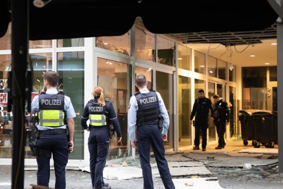 Ende September 2024 hatte der heute 19-Jährige den Sprengsatz in einer blauen Tüte durch eine Fensterscheibe geworfen.