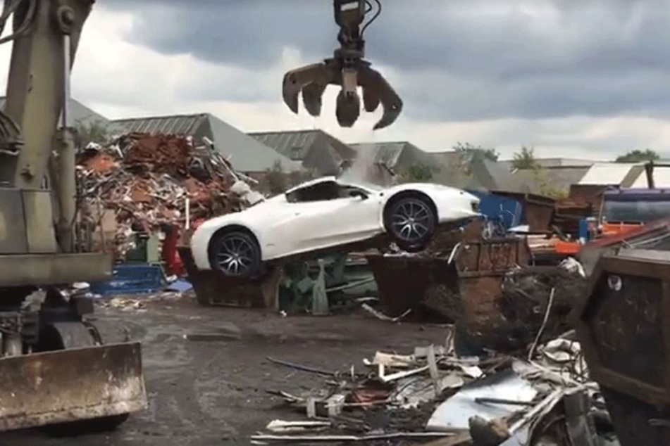 Aus mehreren Metern Höhe wurde der Ferrari unter anderem fallengelassen.