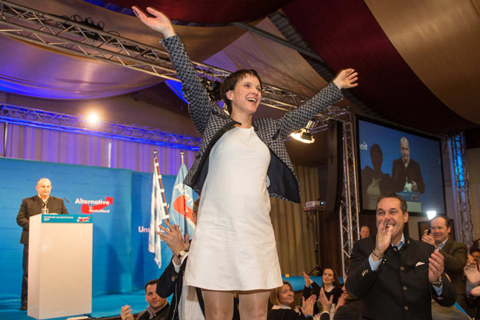 Frauke Petry (41, AfD) teilte bei ihrer Rede ordentlich gegen SPD-Kanzlerkandidat Schulz aus.