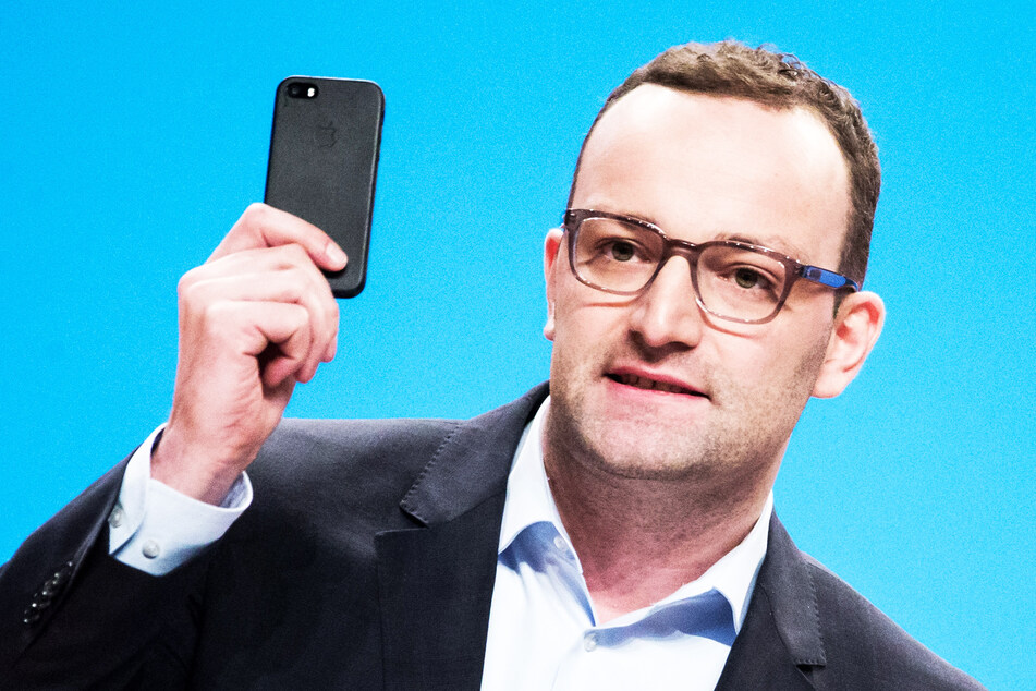 Gesundheitsminister Jens Spahn (40) hält sein Smartphone. (Archivbild)